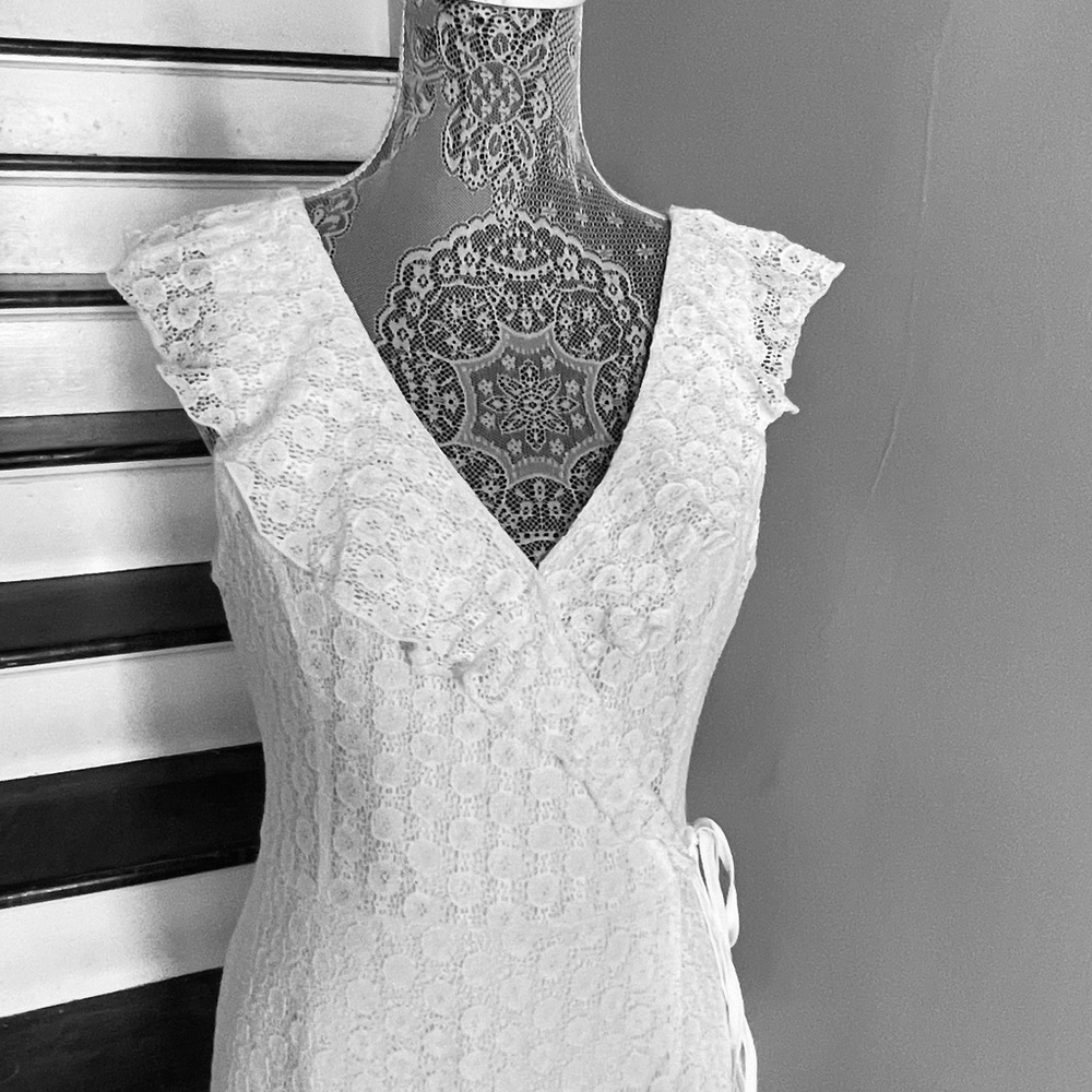 Chelsea28 Women’s white Lace Dress.